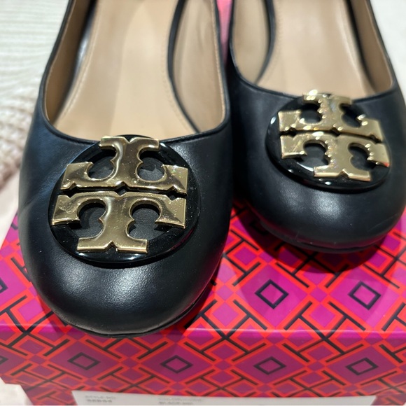 Tory Burch Gigi Black Leather Pumps - Picture 2 of 4